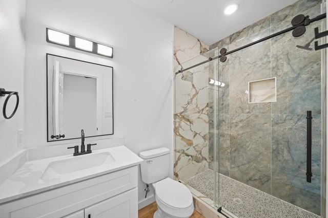 2195 W Lang B, Alvin, TX 77511