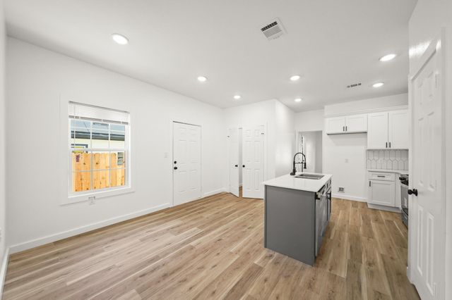 2195 W Lang B, Alvin, TX 77511