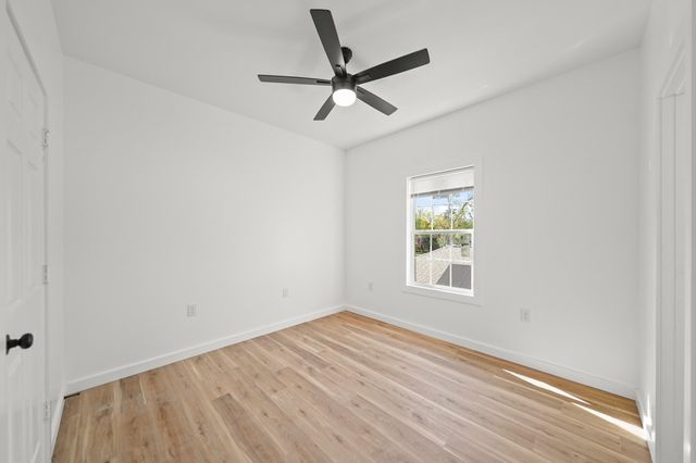 2195 W Lang B, Alvin, TX 77511