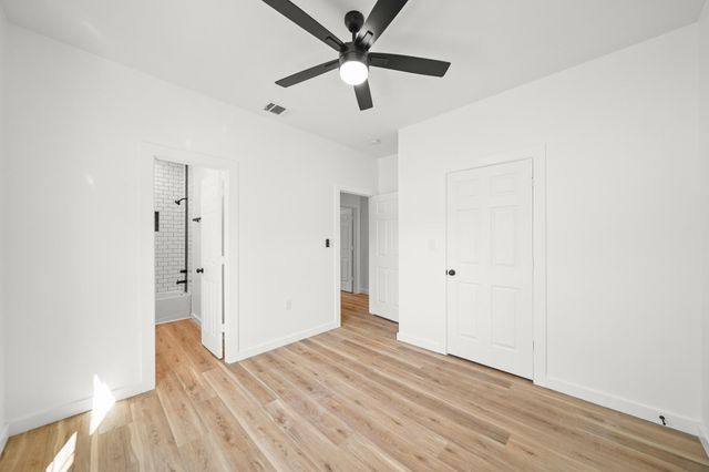 2195 W Lang B, Alvin, TX 77511