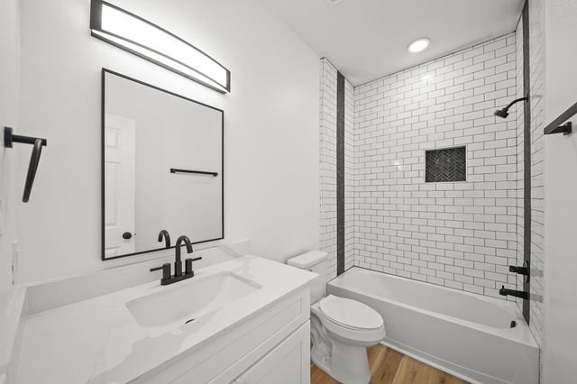 2195 W Lang B, Alvin, TX 77511