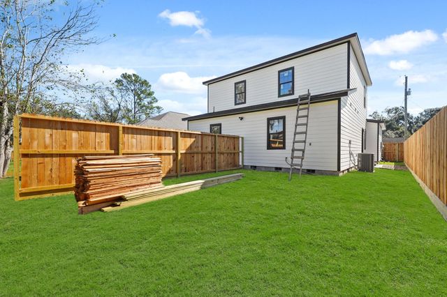 2195 W Lang B, Alvin, TX 77511