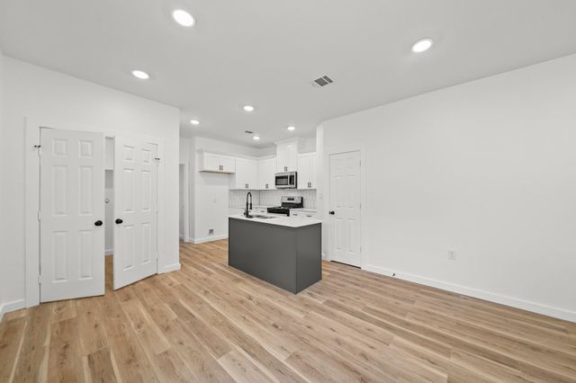 2195 W Lang B, Alvin, TX 77511
