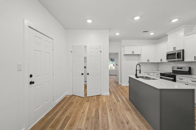 2195 W Lang B, Alvin, TX 77511
