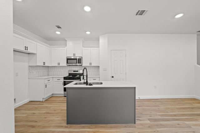 2195 W Lang B, Alvin, TX 77511
