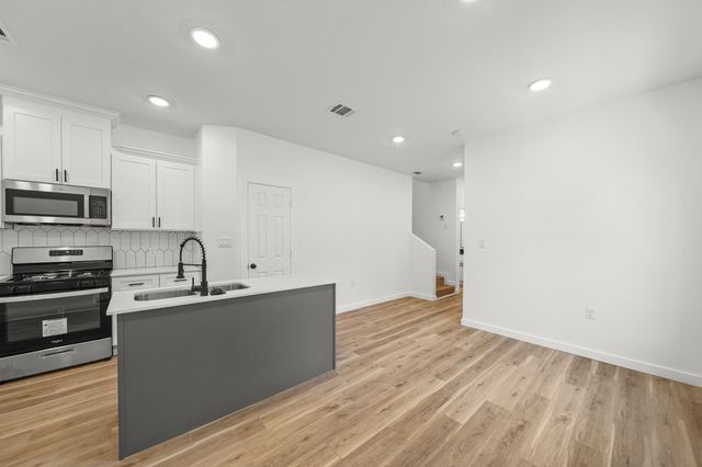 2195 W Lang B, Alvin, TX 77511
