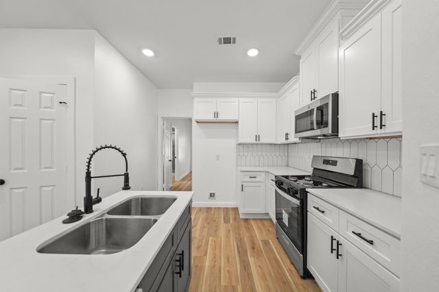 2195 W Lang B, Alvin, TX 77511