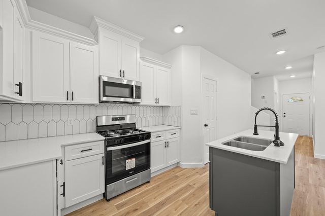 2195 W Lang B, Alvin, TX 77511