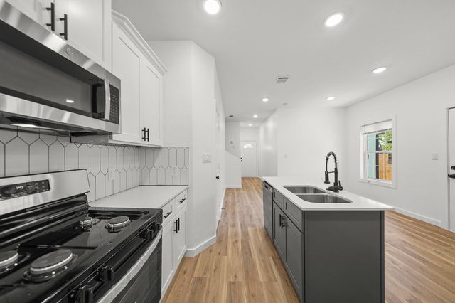 2195 W Lang B, Alvin, TX 77511