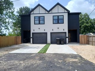2195 W Lang B, Alvin, TX 77511