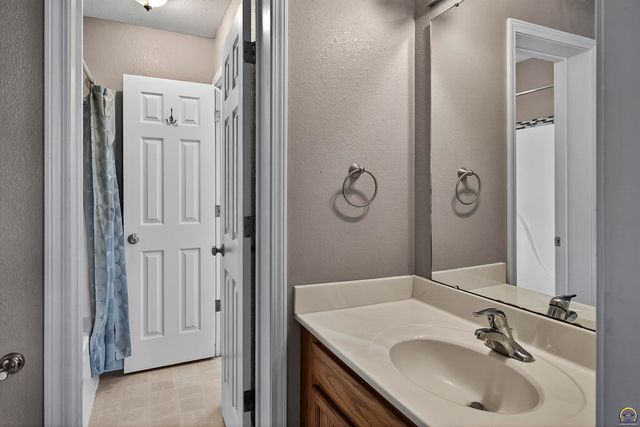 5507 SW Chapella St, Topeka, KS 66614