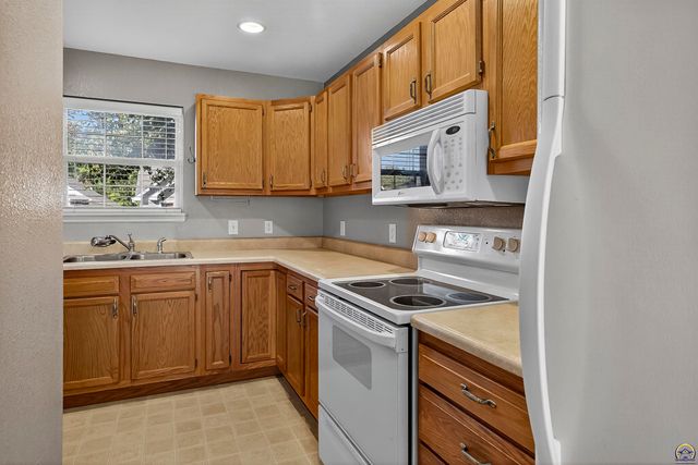 5507 SW Chapella St, Topeka, KS 66614