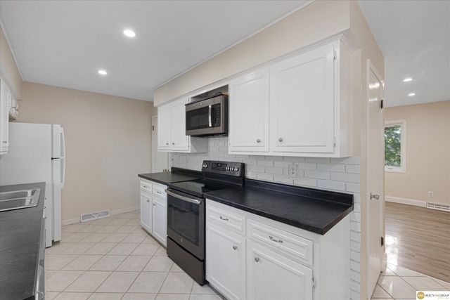 8308 S 49th Street, Omaha, NE 68157