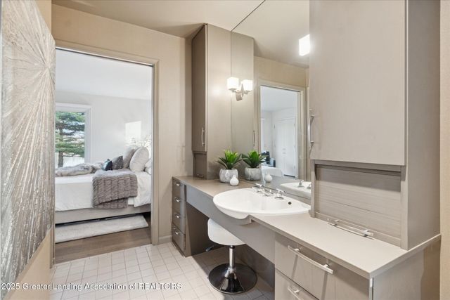 4.5 Locust Lane, Lansing, MI 48911