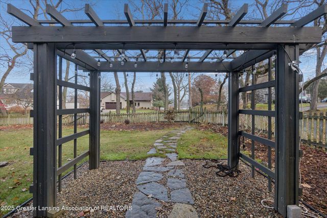 4.5 Locust Lane, Lansing, MI 48911