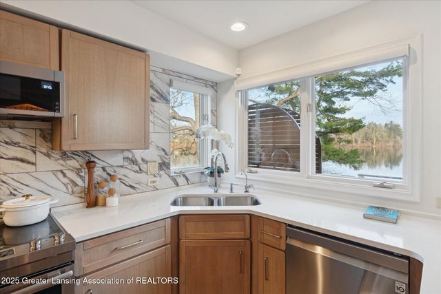 4.5 Locust Lane, Lansing, MI 48911