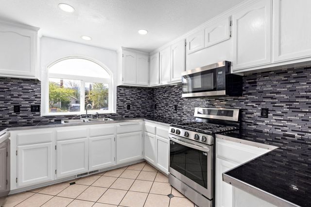 842 W 14th Street, Medford, OR 97501