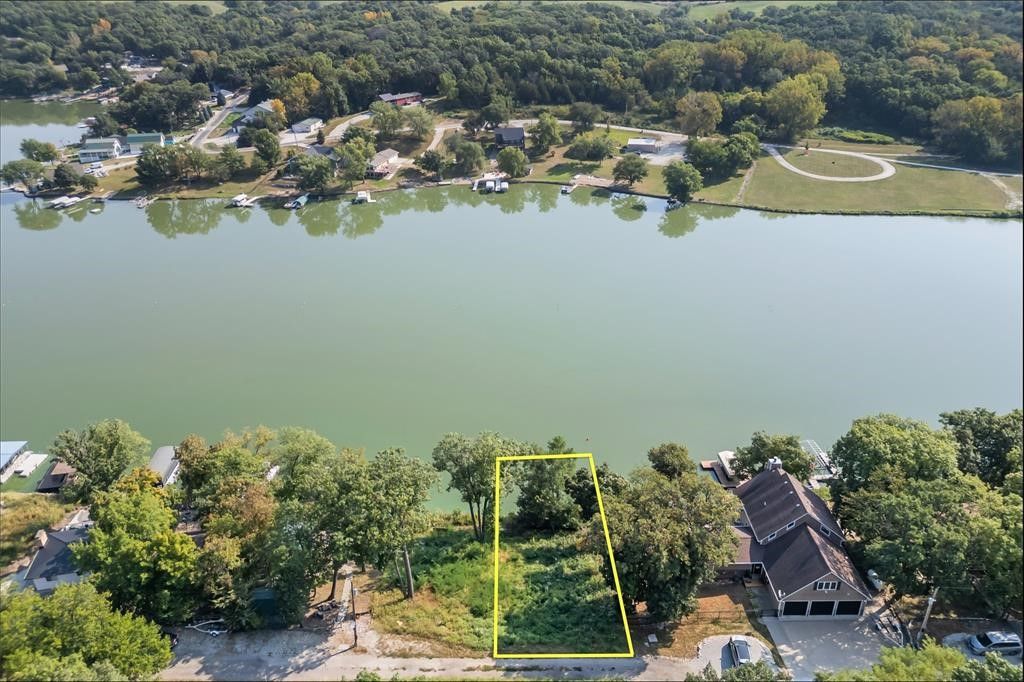 8364 Lakeshore Drive, Dexter, IA 50070