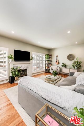 4444 Moorpark Way 202, Toluca Lake, CA 91602