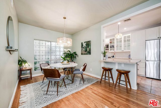 4444 Moorpark Way 202, Toluca Lake, CA 91602