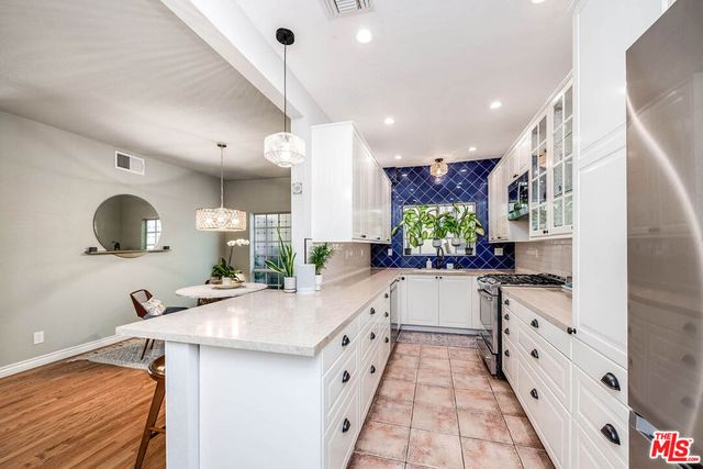 4444 Moorpark Way 202, Toluca Lake, CA 91602