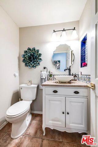 4444 Moorpark Way 202, Toluca Lake, CA 91602
