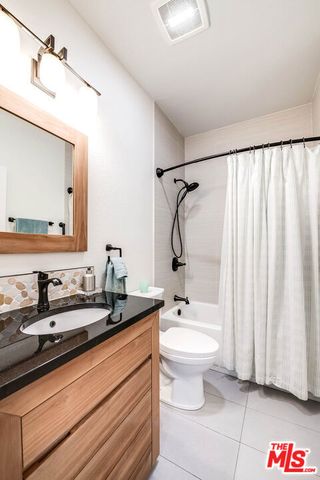 4444 Moorpark Way 202, Toluca Lake, CA 91602