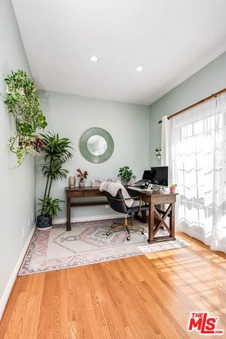 4444 Moorpark Way 202, Toluca Lake, CA 91602