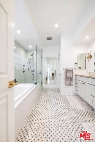 4444 Moorpark Way 202, Toluca Lake, CA 91602