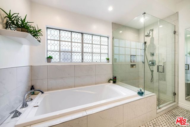 4444 Moorpark Way 202, Toluca Lake, CA 91602