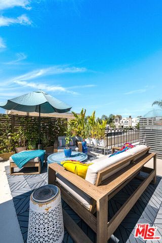 4444 Moorpark Way 202, Toluca Lake, CA 91602