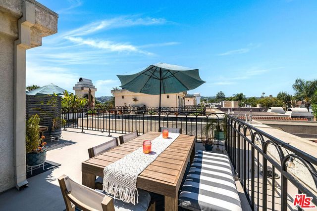 4444 Moorpark Way 202, Toluca Lake, CA 91602