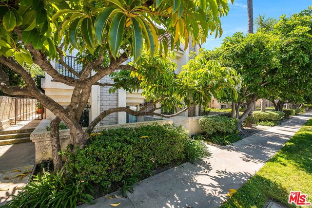 4444 Moorpark Way 202, Toluca Lake, CA 91602