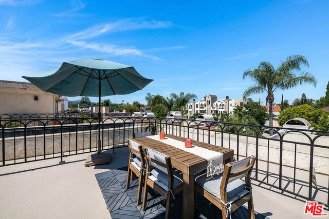 4444 Moorpark Way 202, Toluca Lake, CA 91602
