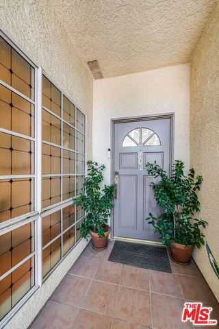 4444 Moorpark Way 202, Toluca Lake, CA 91602