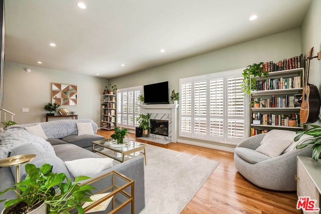 4444 Moorpark Way 202, Toluca Lake, CA 91602