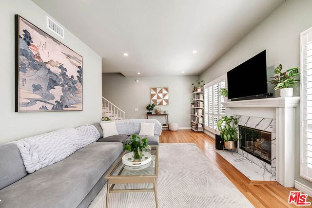 4444 Moorpark Way 202, Toluca Lake, CA 91602