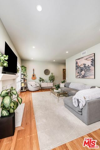4444 Moorpark Way 202, Toluca Lake, CA 91602