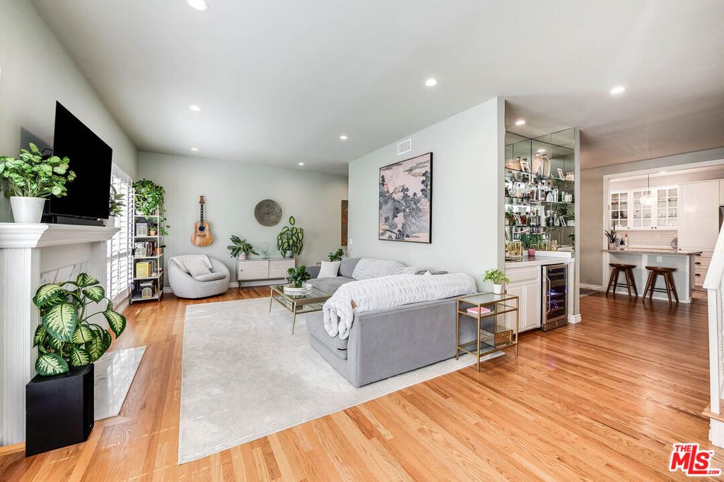 4444 Moorpark Way 202, Toluca Lake, CA 91602