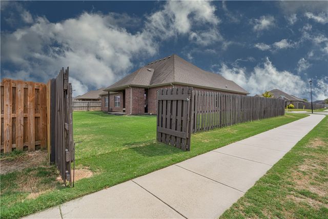4846 W Wales Drive, Fayetteville, AR 72704
