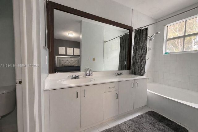 10909 NW 43rd Ln, Doral, FL 33178