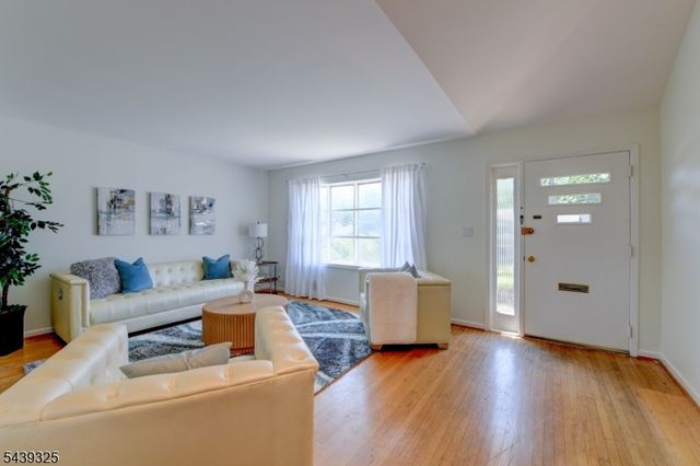 15 Winding Way, West Orange Twp., NJ 07052