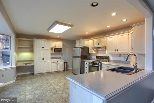 29 CHARISMA DR, Camp Hill, PA 17011