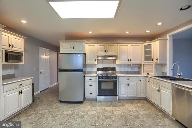 29 CHARISMA DR, Camp Hill, PA 17011