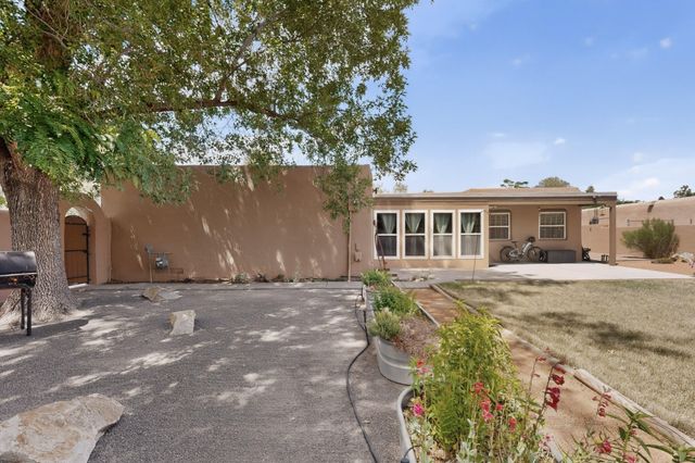 1328 Camino Amparo NW, Albuquerque, NM 87107