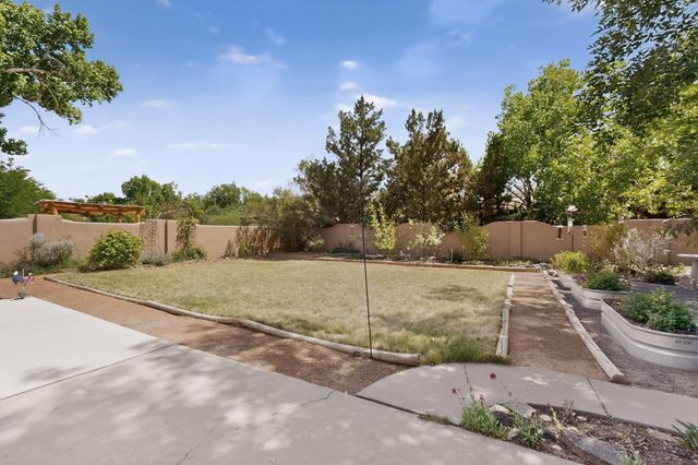 1328 Camino Amparo NW, Albuquerque, NM 87107