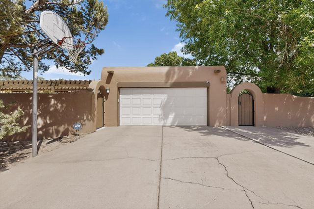 1328 Camino Amparo NW, Albuquerque, NM 87107