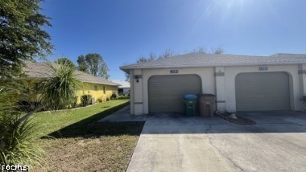 922 SE 13th TER, Cape Coral, FL 33990