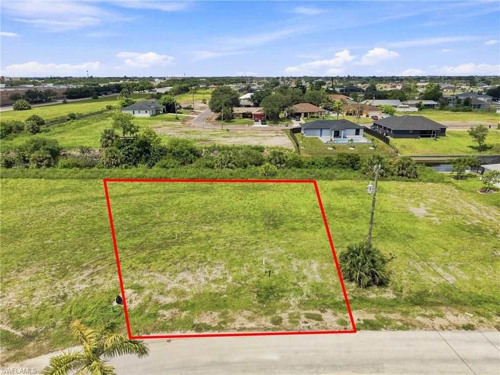 Image 2 of property listing at 1202 NE 19th PL, Cape Coral, FL 33909