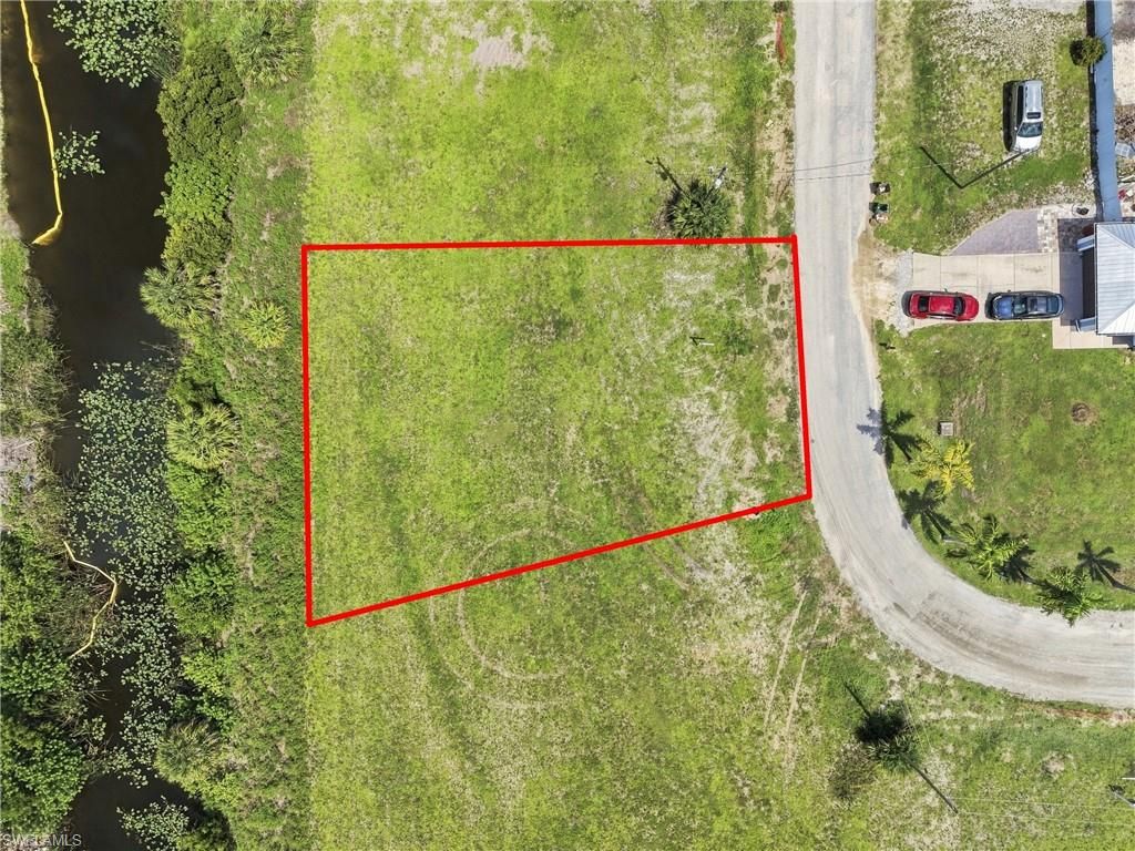 Image 3 of property listing at 1202 NE 19th PL, Cape Coral, FL 33909